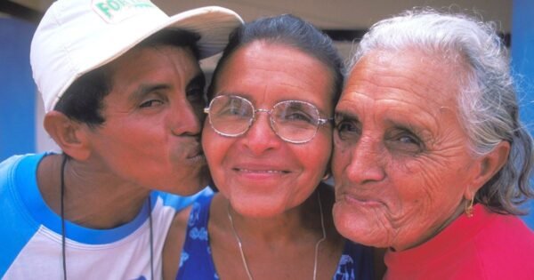Nadie fue a su cumpleaños cuando cumplió 5 años y nunca más lo festejó… hasta que unas abuelas le prepararon una sorpresa
