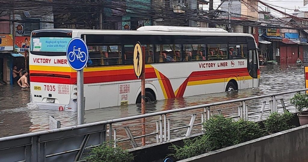 La llamada que cambió la ruta de la línea 123: el chofer de Guayaquil que desvió su bus en plena tormenta para recoger a su hija