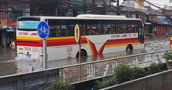 La llamada que cambió la ruta de la línea 123: el chofer de Guayaquil que desvió su bus en plena tormenta para recoger a su hija