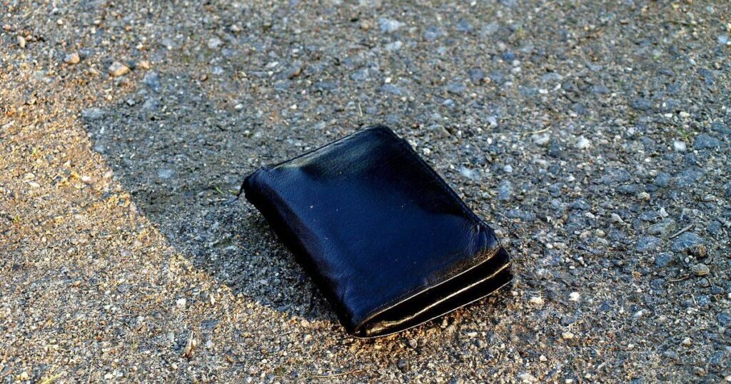 Llevaba ocho meses sin trabajo, encontró una cartera con dinero y buscó al dueño entre la gente: no aceptó recompensa, solo le dejó su currículum