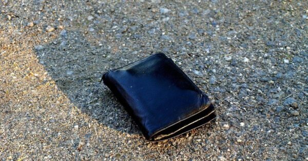 Llevaba ocho meses sin trabajo, encontró una cartera con dinero y buscó al dueño entre la gente: no aceptó recompensa, solo le dejó su currículum