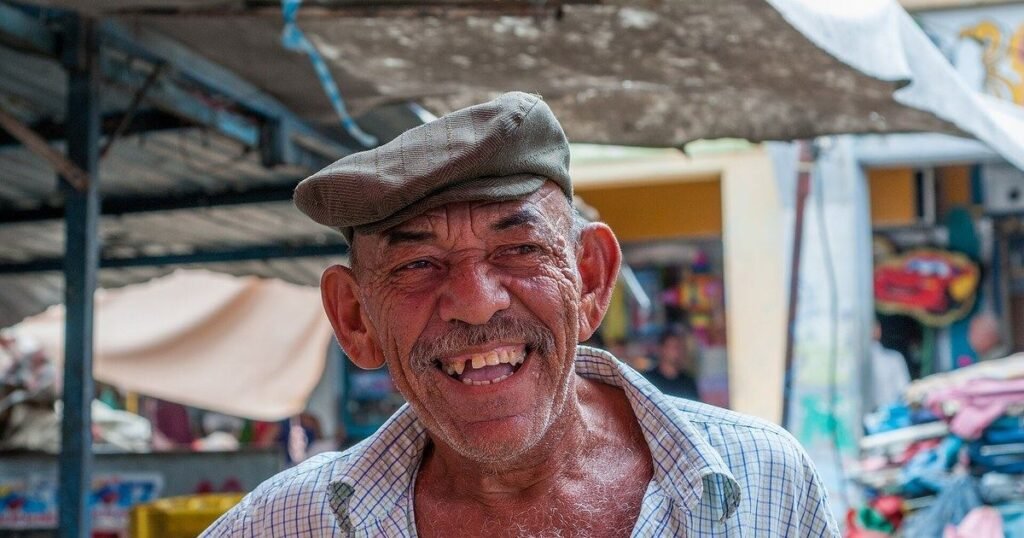 A sus 119 años, don José Flores, el hombre más longevo de Costa Rica, recibió las llaves de su casa nueva: la presidenta le cumplió la promesa