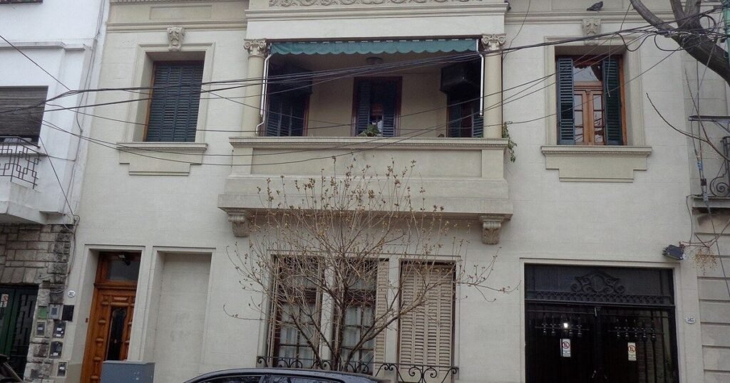 Ganó una casa en una rifa a los 72 años, recibió las llaves… y nunca pudo ponerla a su nombre: ahora la Justicia ordenó indemnizarlo