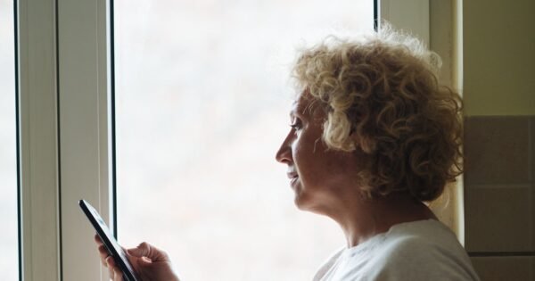 «Hablaba con la televisión»: los ancianos que en China pagan a «hijos temporales» para no estar solos