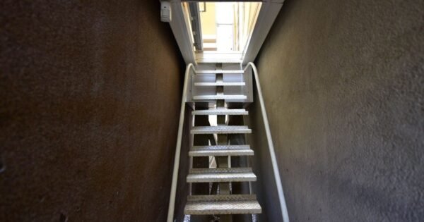 Su fachada mide 63 centímetros y por dentro tiene cocina, baño, biblioteca y hasta una cama: la casa de Huaral que quiere un récord Guinness
