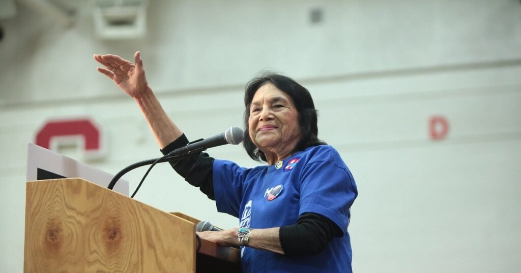 Última hora: muere Dolores Huerta a los 96 años, la mujer que inventó el “¡Sí se puede!”