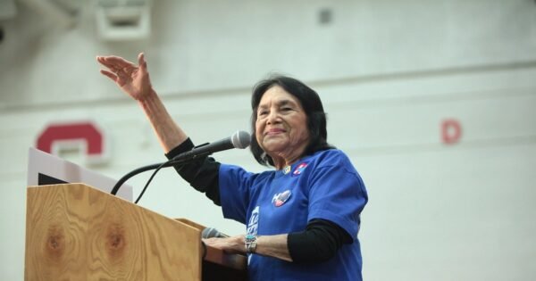 Última hora: muere Dolores Huerta a los 96 años, la mujer que inventó el “¡Sí se puede!”