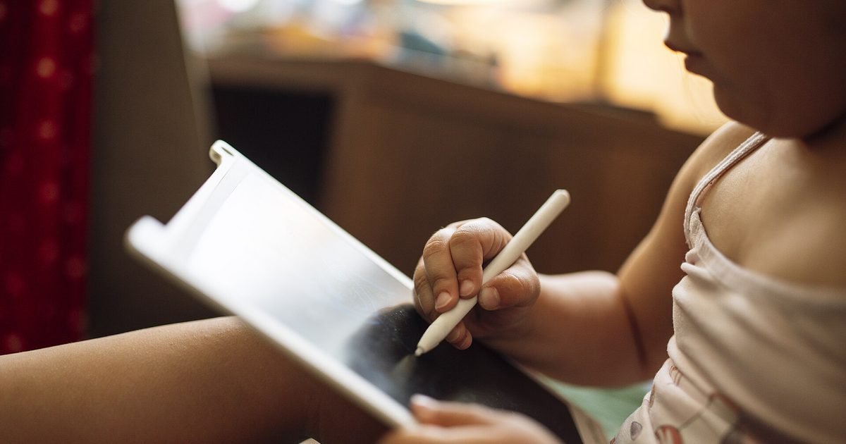 Niños y pantallas: cuánto tiempo recomiendan la OMS y los pediatras según la edad