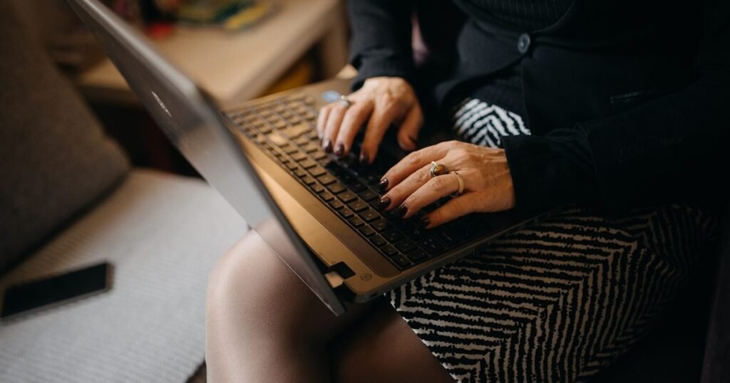 Ojos cansados por el celular y la computadora: la regla 20-20-20 y otros hábitos que sí ayudan