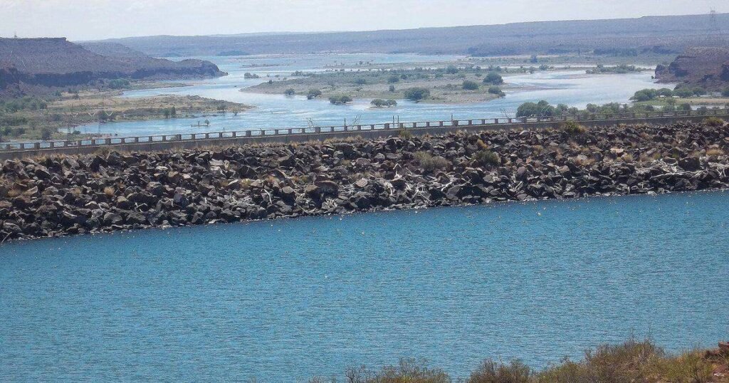Se les enganchó la línea de pesca, frenaron la lancha y en las piedras vieron algo increíble: huellas de dinosaurio en Villa El Chocón