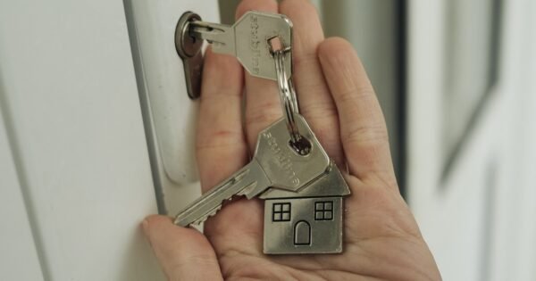 «Todo padre quiere dejar a sus hijos como herencia un techo»: miles de familias dominicanas reciben por fin el título de la casa donde vivieron décadas