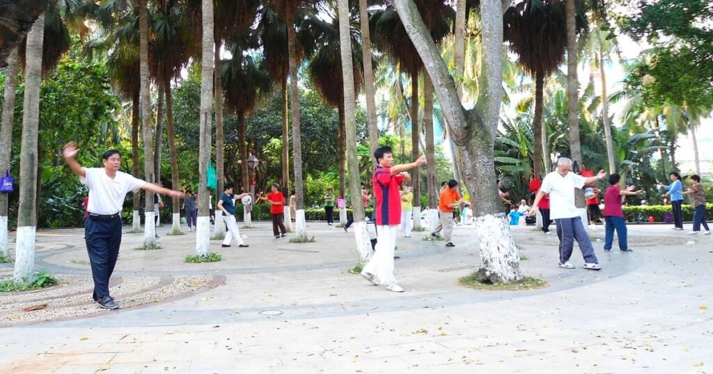 Caminata tai chi, respiración consciente y señales del cuerpo: el bienestar suave que es tendencia en 2026