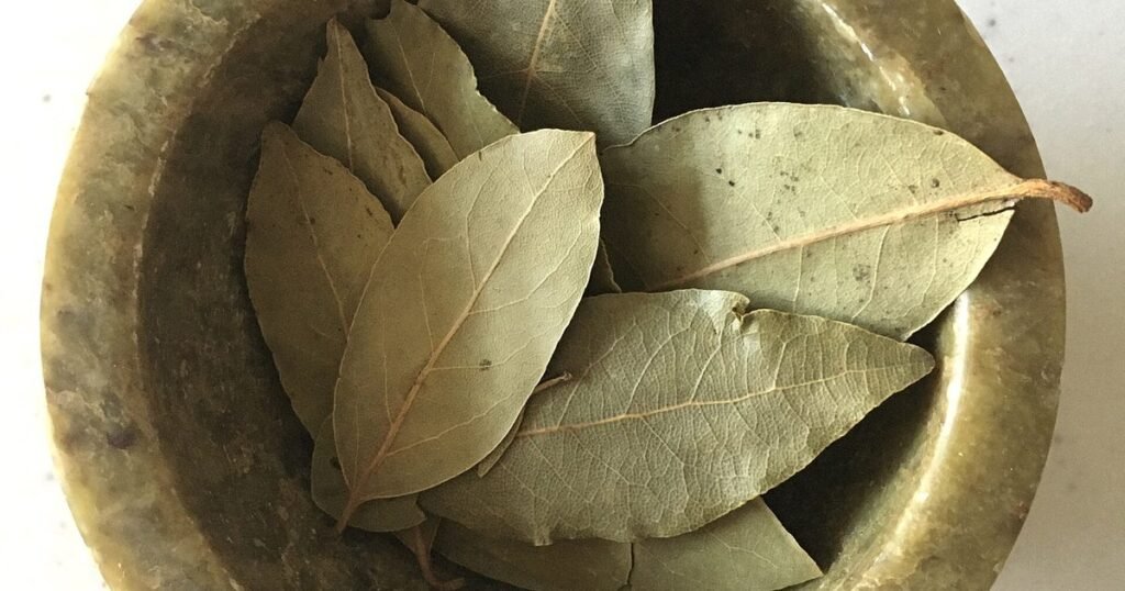 Canela, laurel, arroz y monedas: el origen de los rituales de buena suerte que siguen siendo virales
