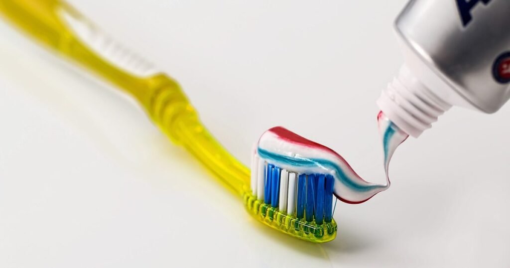 Sarro, caries y dientes amarillos: la verdad sobre el bicarbonato, los trucos virales y la pasta dental